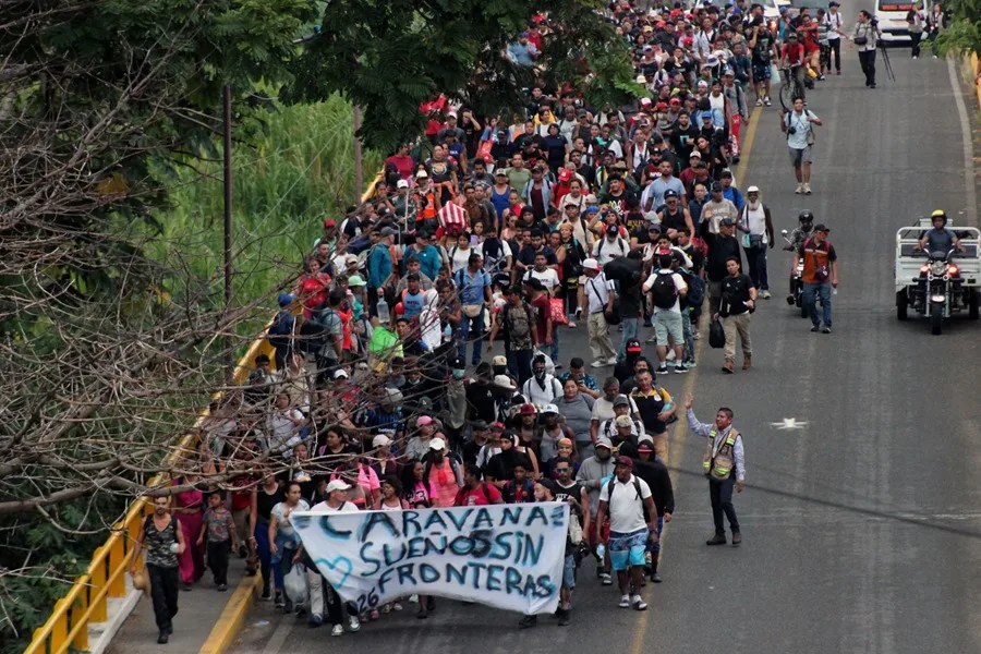 Unos 800 migrantes salen en caravana desde el sur de México hacia la capital