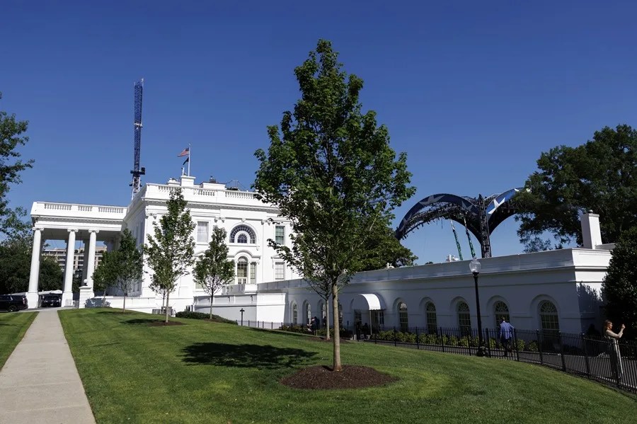 Nueva York, 4 ago (EFE).- La Casa Blanca no tiene previsto hacer público su nuevo marco para evaluar modelos avanzados de inteligencia artificial (IA), según informó este martes el medio Axios. Este marco voluntario tiene implicaciones a nivel global para la seguridad de la IA, pero sus detalles solo se facilitarán a las empresas que forman parte del proceso. Este martes, la Casa Blanca celebró una serie de reuniones con representantes del sector de la IA para repasar el marco, que ha sido completado recientemente. Aún no se ha hecho público el contenido de estas reuniones, pero el medio anota que en las conversaciones se trataron los modelos de código abierto y se contó con la participación de personal de la empresa tecnológica Nvidia. Según anota Axios, mantenerlo en privado significa que las empresas, los responsables políticos, los investigadores y los aliados de EE. UU. ajenos al proceso no sabrán cómo planea la Administración implementar una de sus políticas clave sobre IA. Este encuentro se produce poco después de que el director ejecutivo de Nvidia y defensor del código abierto, Jensen Huang, estuviera la semana pasada en Washington para reunirse con el secretario de Comercio, Howard Lutnick, y el presidente, Donald Trump. El secretismo en torno al marco de IA coincide con un momento en el que la industria se enfrenta a importantes ciberataques y a los rápidos avances de los desarrolladores de IA chinos. Está previsto que el marco establezca las condiciones para que las empresas puedan facilitar al Gobierno acceso a determinados modelos de IA hasta 30 días antes de su lanzamiento público. No obstante, el proceso para evaluar las capacidades avanzadas de ciberseguridad de los modelos será clasificado, de acuerdo con la orden ejecutiva firmada por Trump en junio, lo que explica en parte por qué la Administración no prevé publicar el marco completo. Estas reglas cubrirán áreas críticas como la confidencialidad, la ciberseguridad, los riesgos internos, la propiedad intelectual y los requisitos de no divulgación.