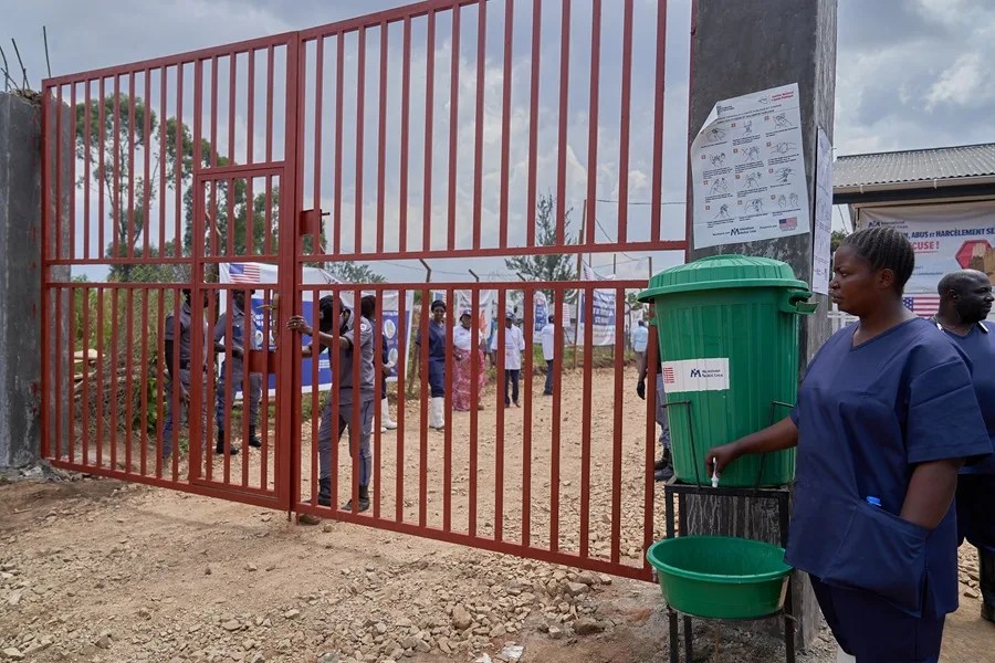 Un punto de lavado de manos a la entrada del recién inaugurado centro de tratamiento del ébola en Rwakole, Bunia (República Democrática del Congo).