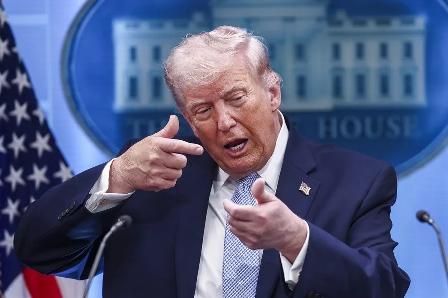 Trump celebra el fallo judicial que mantiene sus aranceles sobre mercancías de bajo valor