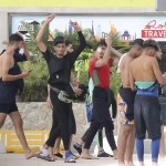 Decenas de migrantes acampados fuera del CETI en Ceuta intentan entrar por la fuerza