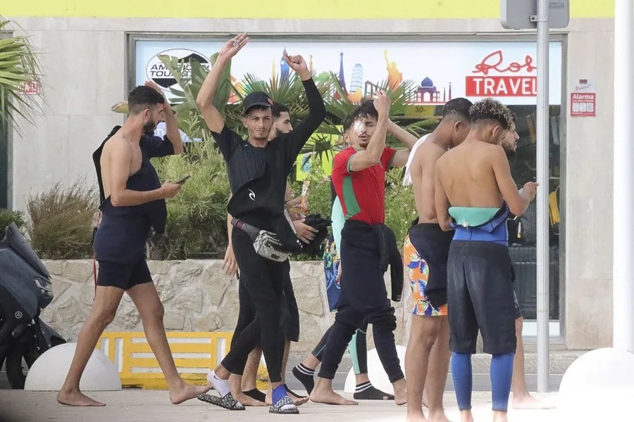 Decenas de migrantes acampados fuera del CETI en Ceuta intentan entrar por la fuerza