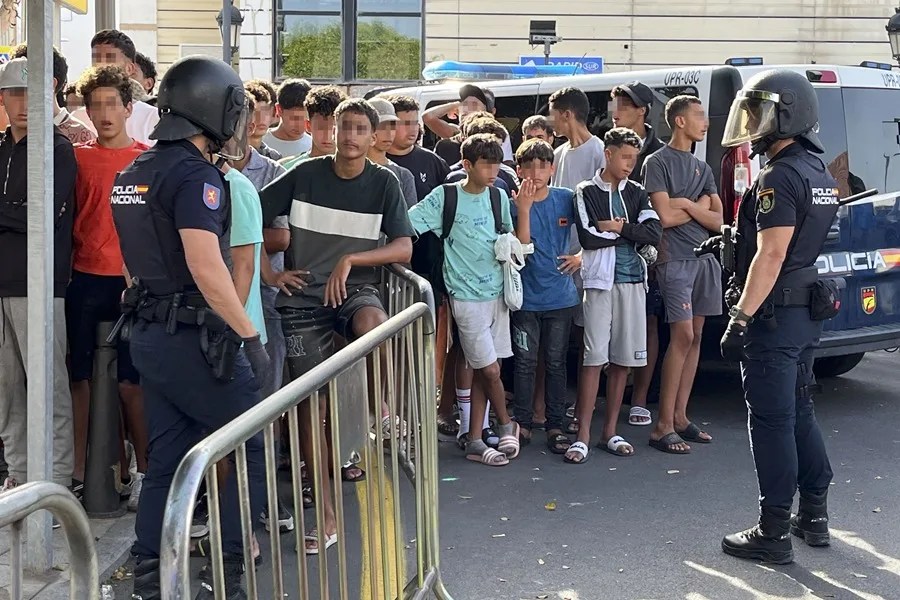 Ceuta inmigrantes colas Policía