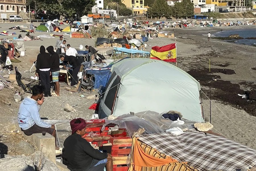 Situación en la playa de El Trampolín de Ceuta este viernes.