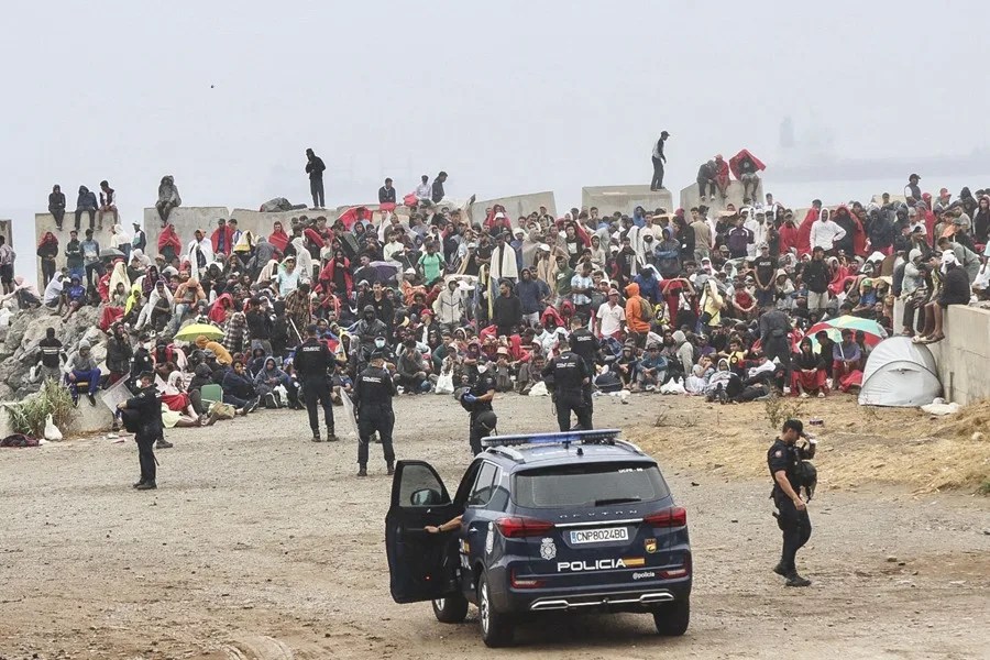 Ceuta traslado inmigrantes playa Trampolín