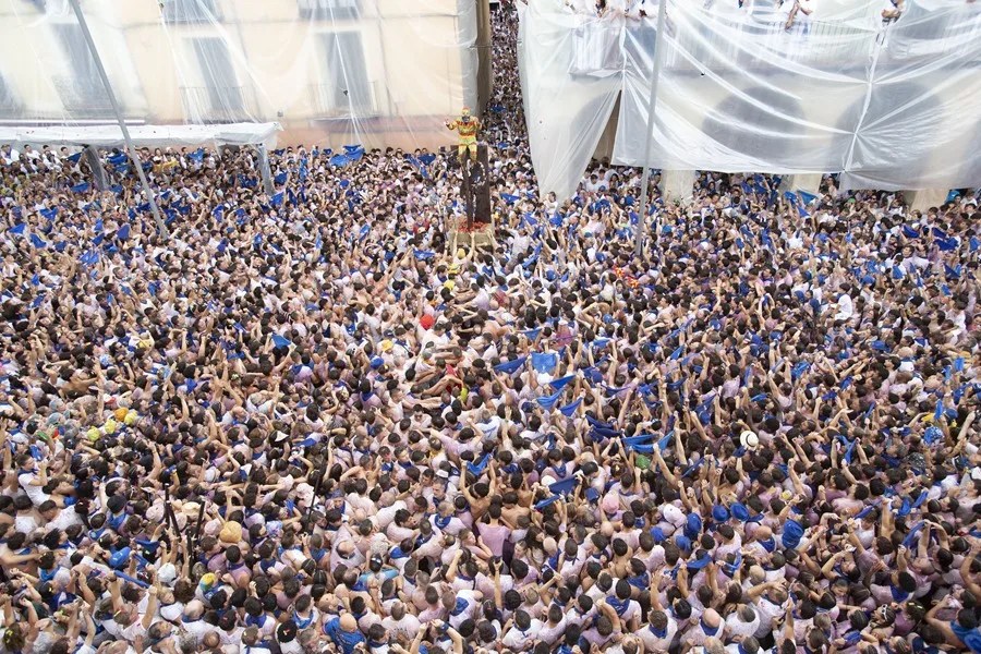 Una multitud asiste al comienzo a las fiestas de san Atilano, este jueves, en Tarazona (Zaragoza).