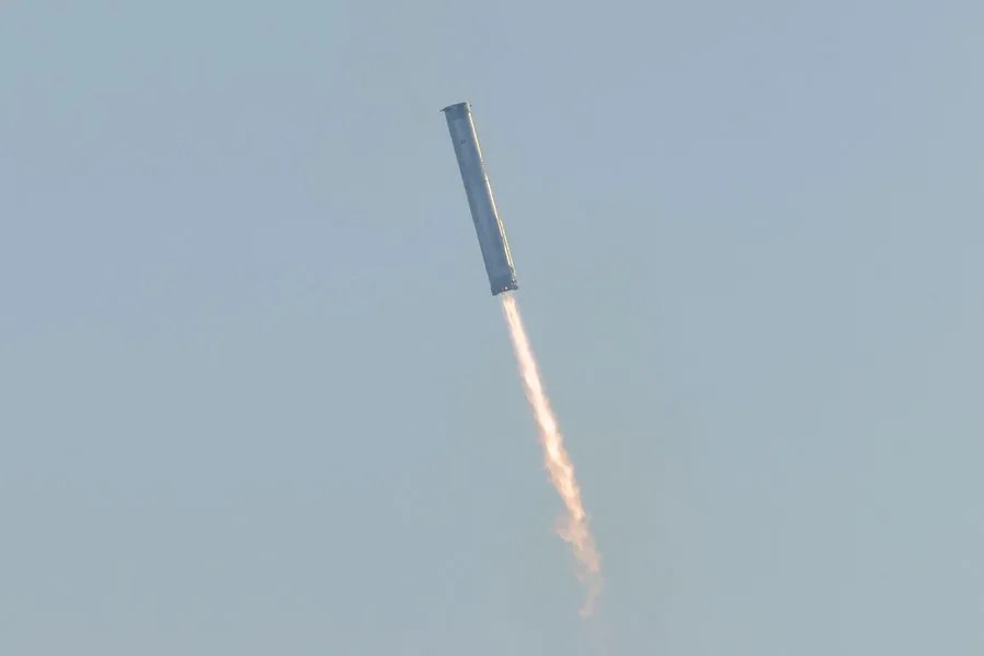 La NASA muestra el cráter causado por el impacto de los restos de una nave de SpaceX en la Luna