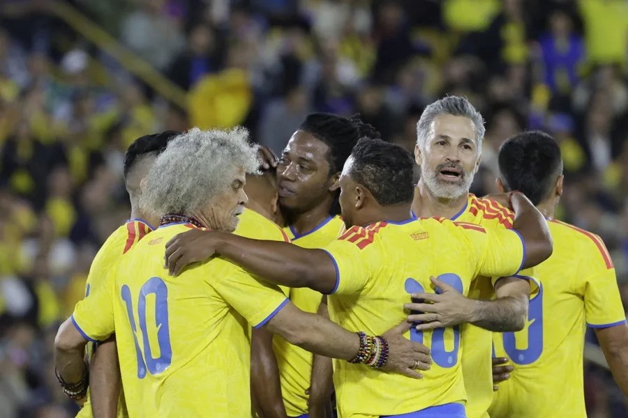 Las leyendas del fútbol colombiano emocionan a Bogotá en un juego por las víctimas del terremoto