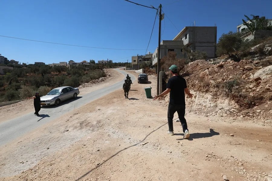 Soldados israelíes observan a un palestino durante una incursión en la localidad de Qusra, al sur de Nablus (Cisjordania), el 13 de agosto de 2026.