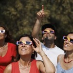 Varias personas se preparan con sus gafas para ver el eclipse.