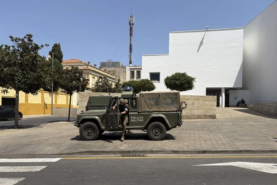 Imagen de un vehículo de Policía Militar en Ceuta