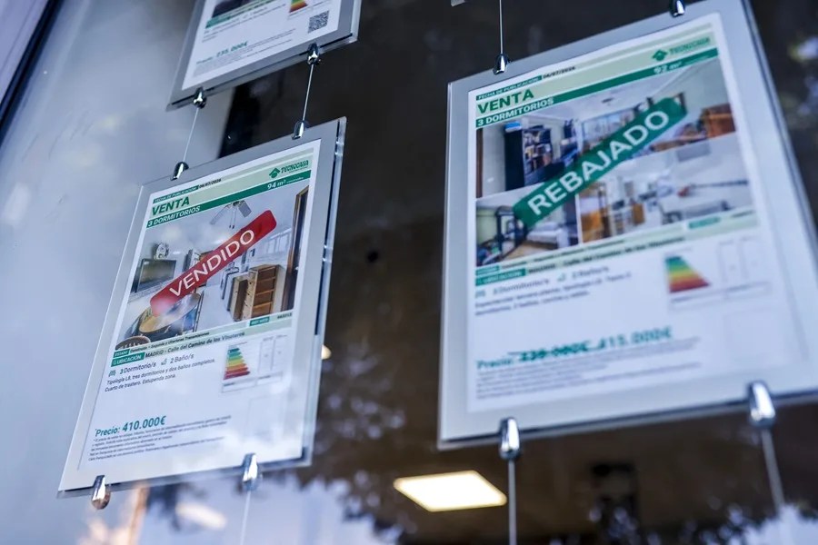 Vista de carteles en una inmobiliaria.