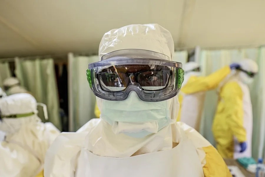 Un sanitario con un traje protector ante casos de ébola.