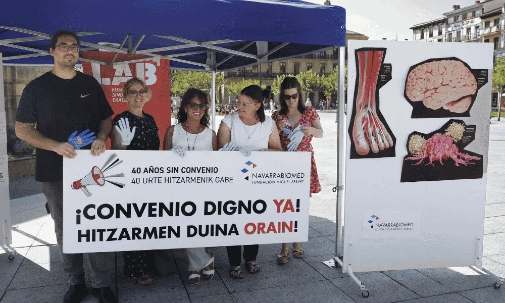 Imagen de los trabajadores de NavarraBiomed que piden un convenio propio.