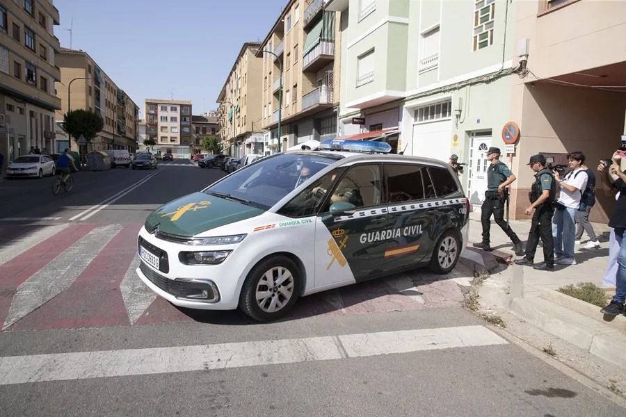 Salida de los Juzgados del coche de la Guardia Civil que traslada a los detenidos.