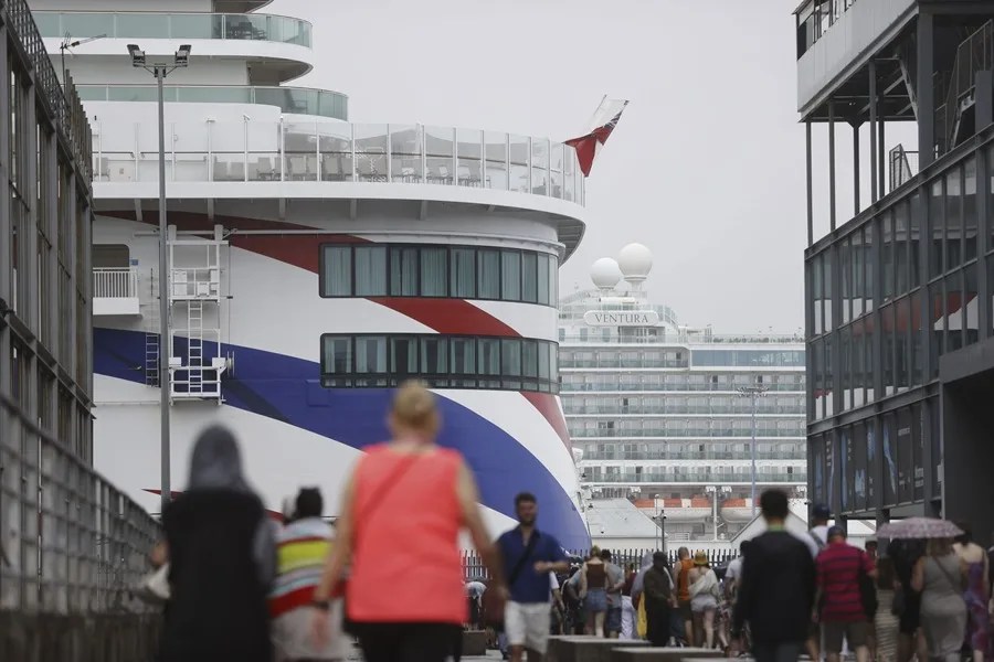Turistas de dos cruceros entraban en la jornada de ayer martes al Puerto de A Coruña