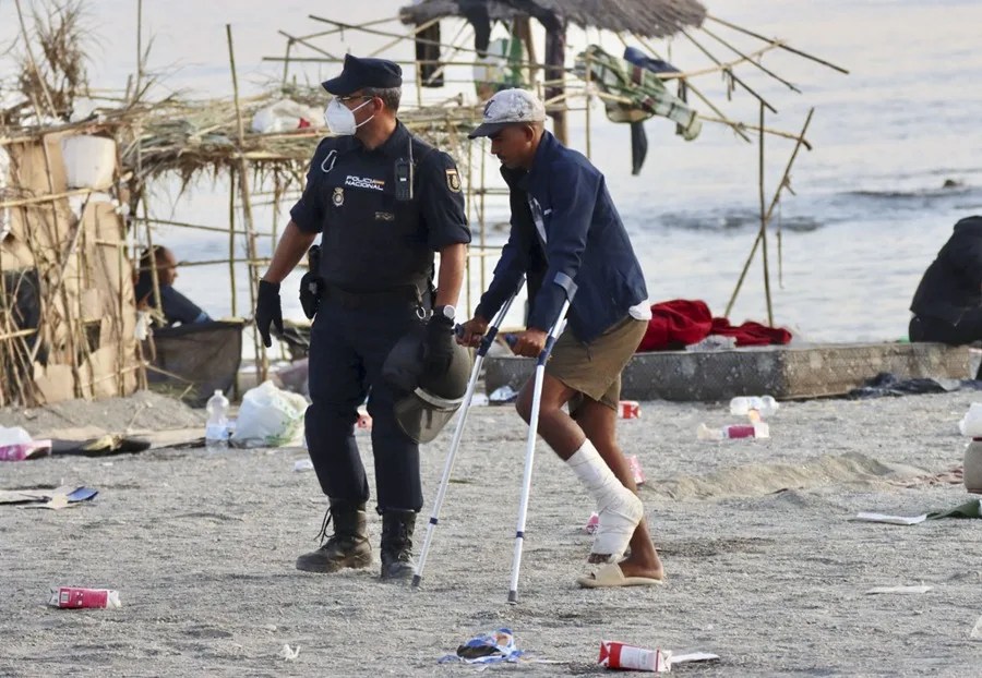 desalojo Ceuta playa Trampolín inmigrantes