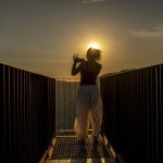 Una mujer toma fotografías del atardecer y del Cañón del río Sil desde el Mirador de Matacás, en Castro Caldelas (Ourense).