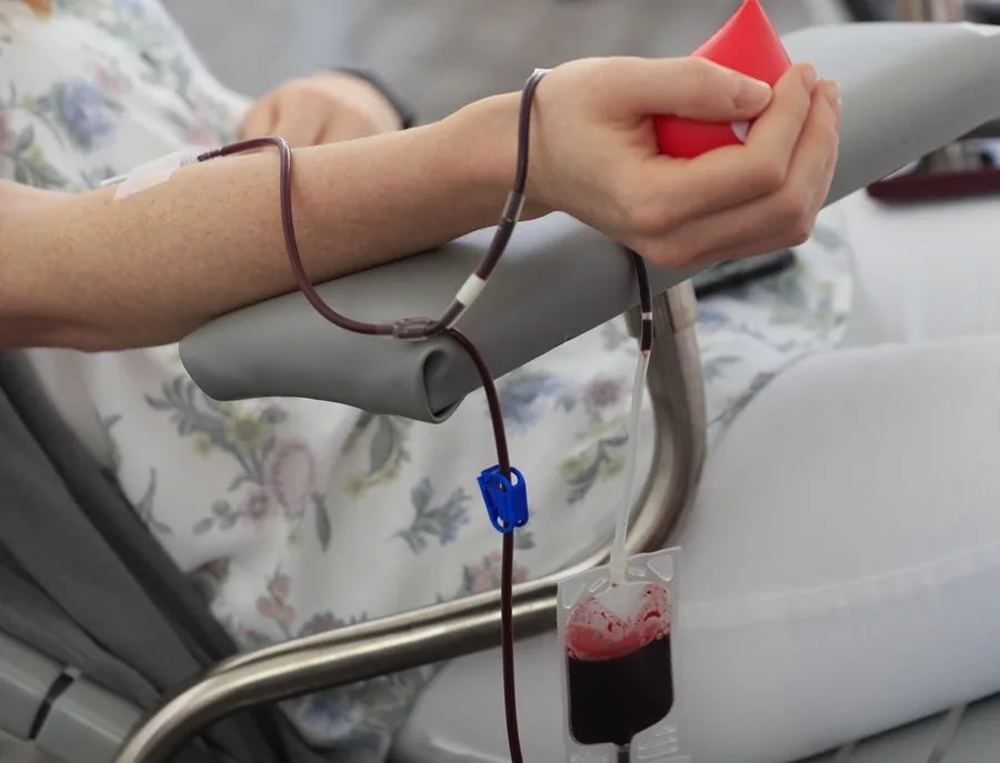 Una voluntaria dona sangre.