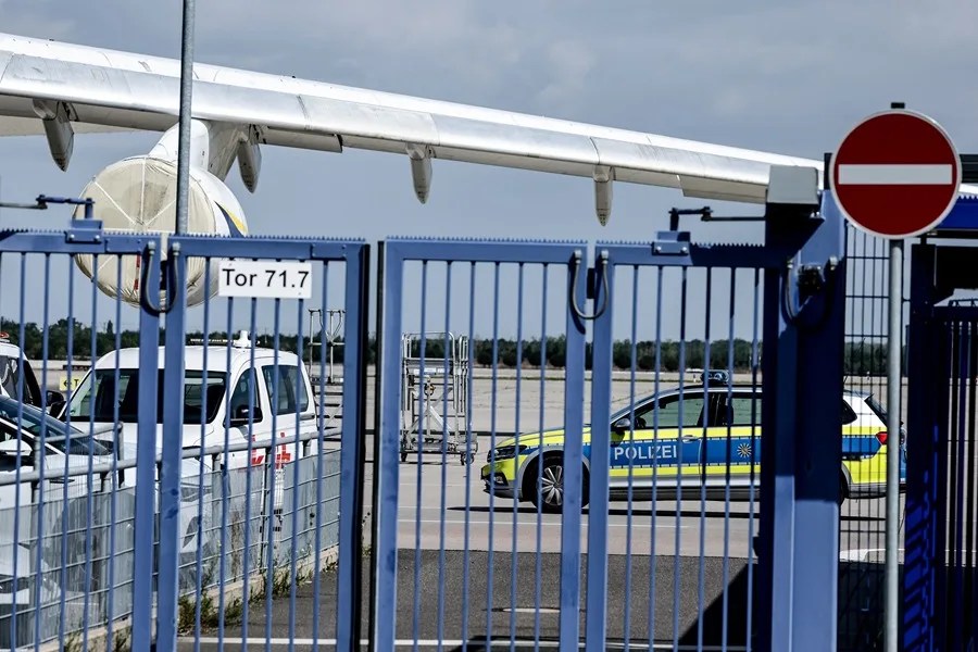 Un coche de la policía junto a un avión de carga ucraniano 'Antonov' en el aeropuerto de Leipzig-Halle, en Schkeuditz, Alemania.