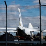 Un avión de carga ucraniano 'Antonov' detrás de una valla de seguridad en el aeropuerto de Leipzig-Halle, en Schkeuditz, Alemania.