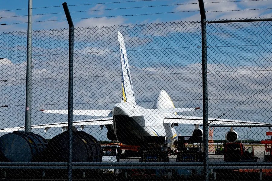 Un avión de carga ucraniano 'Antonov' detrás de una valla de seguridad en el aeropuerto de Leipzig-Halle, en Schkeuditz, Alemania.