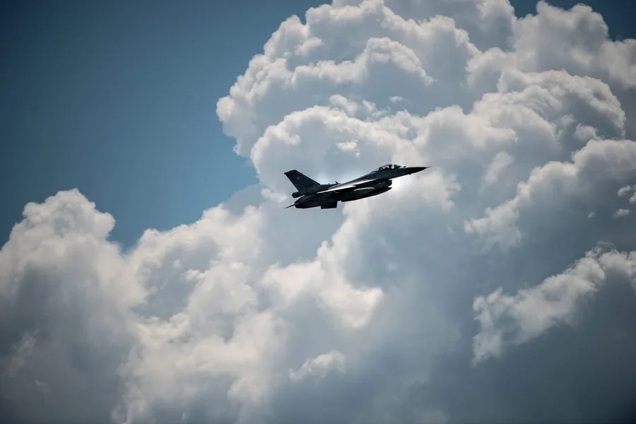 Un caza F-16 de la OTAN.