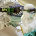 Una persona con un traje especial para enfermedades infecciosas.