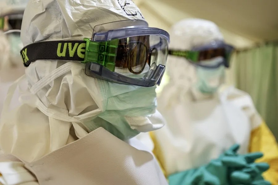 Una persona con un traje especial para enfermedades infecciosas.