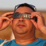 Una persona observa el eclipse con gafas especiales.