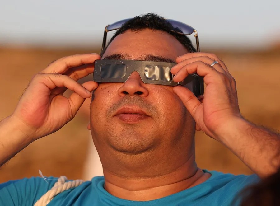 Una persona observa el eclipse con gafas especiales.
