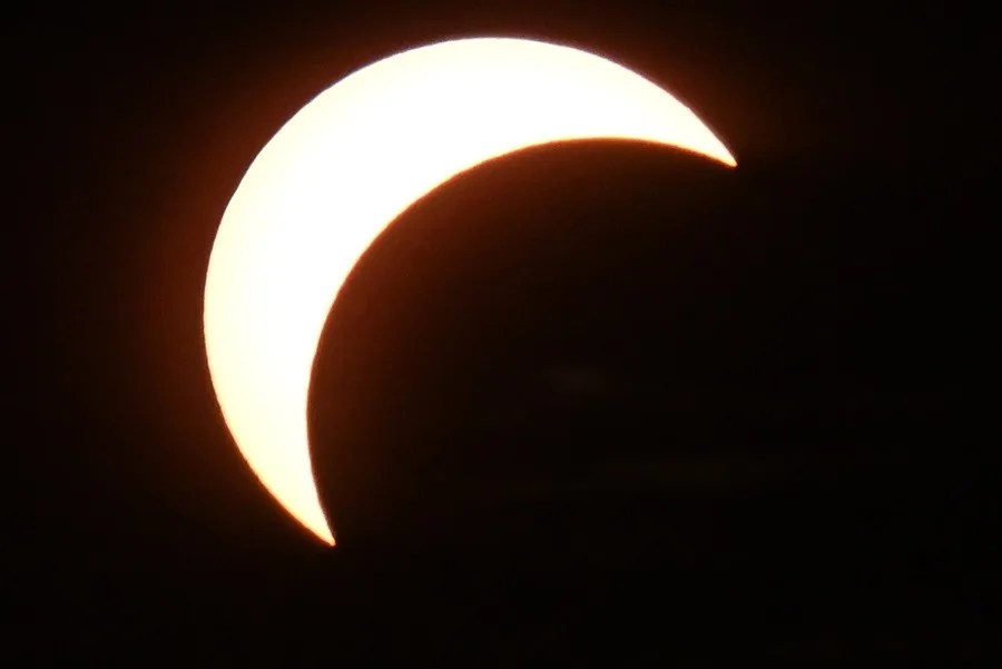 Vista del eclipse parcial solar.