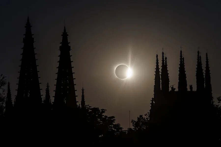 Un eclipse barre Norteamérica y Europa antes de triunfar con su totalidad en España