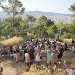 Varias personas esperan el eclipse solar en el Castillo de Monjuic de Barcelona, este miércoles.