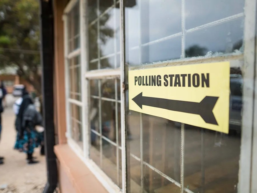 Vista de un colegio electoral hoy para las elecciones generales en Zambia.