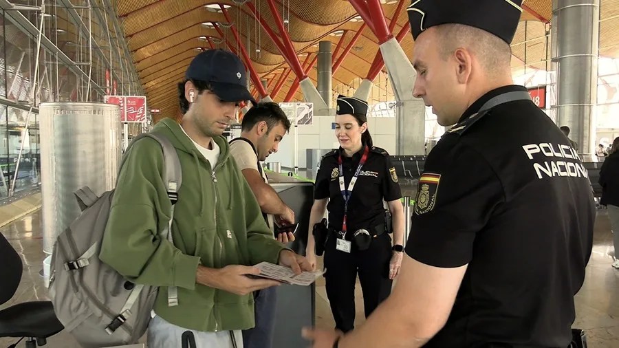 La Policía Nacional ha efectuado este sábado controles aleatorios de documentación en el Aeropuerto Josep Tarradellas Barcelona-El Prat a los viajeros procedentes de vuelos con origen en Italia