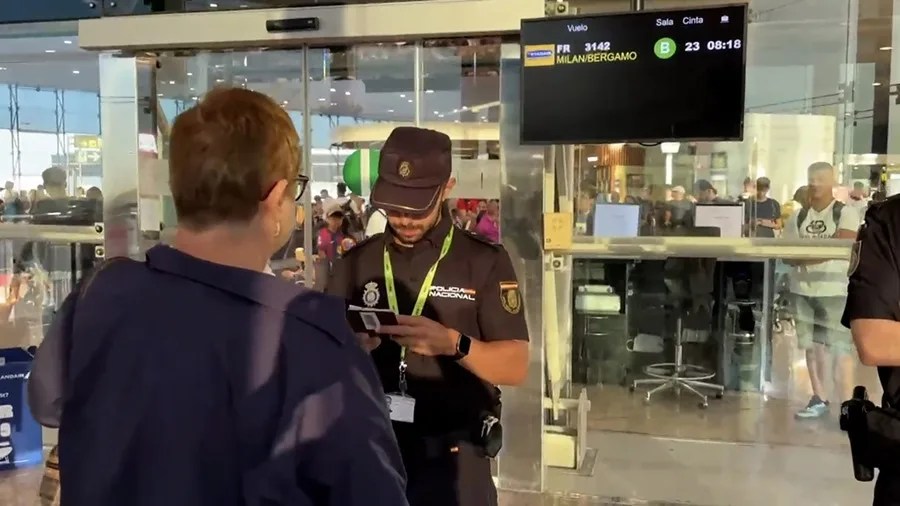 La Policía Nacional efectúa controles aleatorios a pasajeros procedentes de Italia.