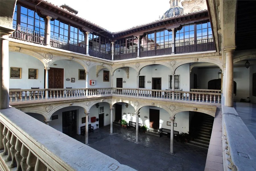 Patio interior del colegio Mayor de San Bartolomé y Santiago de Granada.