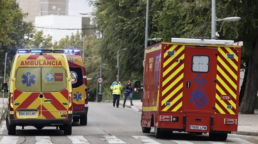 Un coche de Bomberos de Madrid y otro del SAMUR, en un suceso en Madrid.