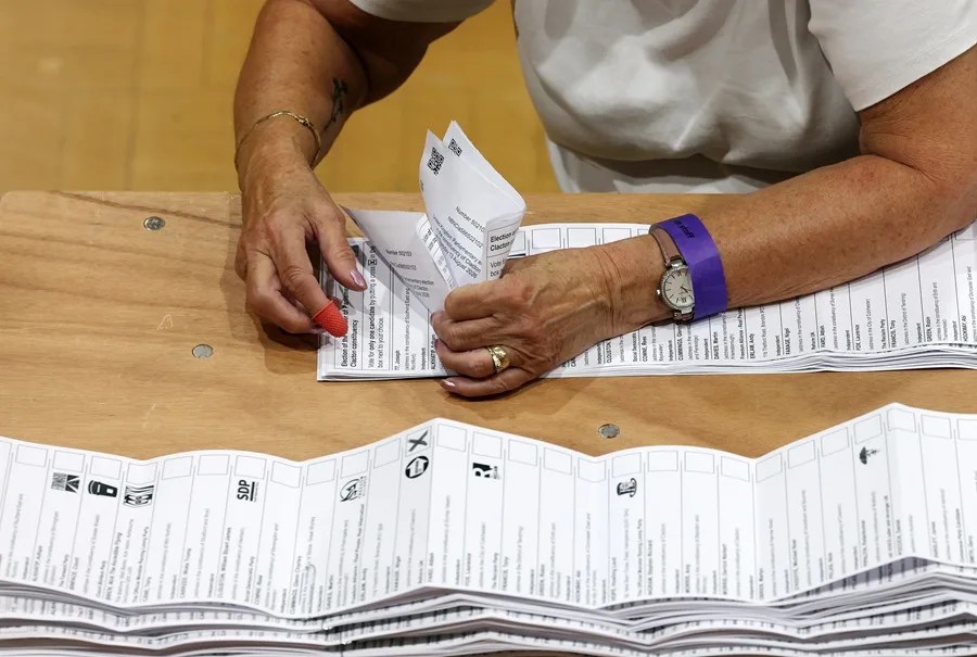 Recuento de votos en un colegio electoral de Clacton on Sea.