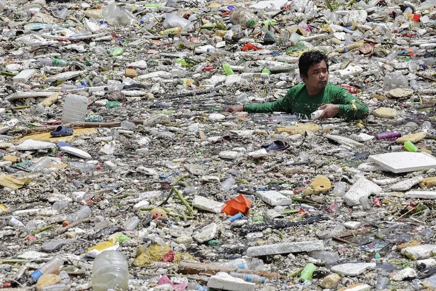 Un trabajador realiza labores de limpieza para recoger la basura.