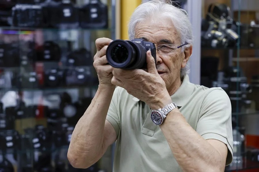 José Luis Mur, experto en fotografía y propietario de Fotocasión, explica a EFE los imprescindibles para una buena instantánea el día del eclipse