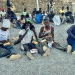 Migrantes en una playa en Ceuta.