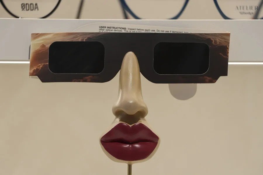 gafas eclipse retiradas