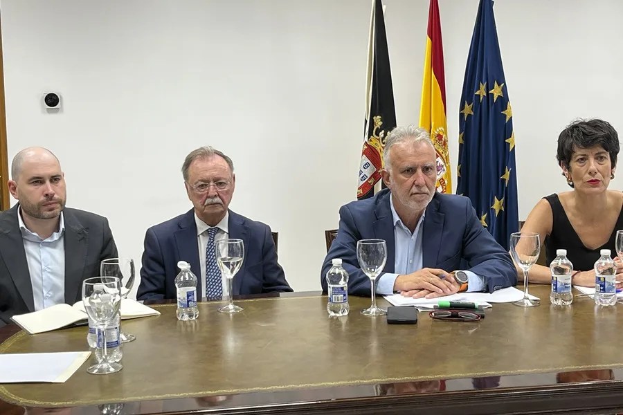 Los ministros Ángel Víctor Torres (2d) y Elma Saiz junto al presidente de Ceuta, Juan Jesús Vivas (2i) y el delegado del Gobierno Miguel Ángel Pérez.