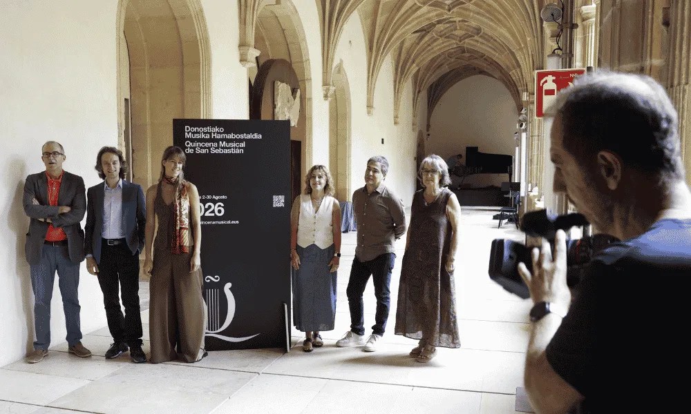 El director artístico de la Quincena Musical de San Sebastián, Patrick Alfaya (i), junto a la violinista, Francesca Dego (3i), el clarinete, Alessandro Carbonare (2d), el pianista, Alessandro Taverna (2i), la directora del Museo San Telmo, Susana Soto (d), y la periodista, María José Cano (3d), durante la presentación del Ciclos de Música de Cámara de la Quincena.