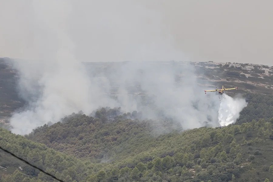 Medios aéreos en el incendio en Tírig, Castellón, este sábado.