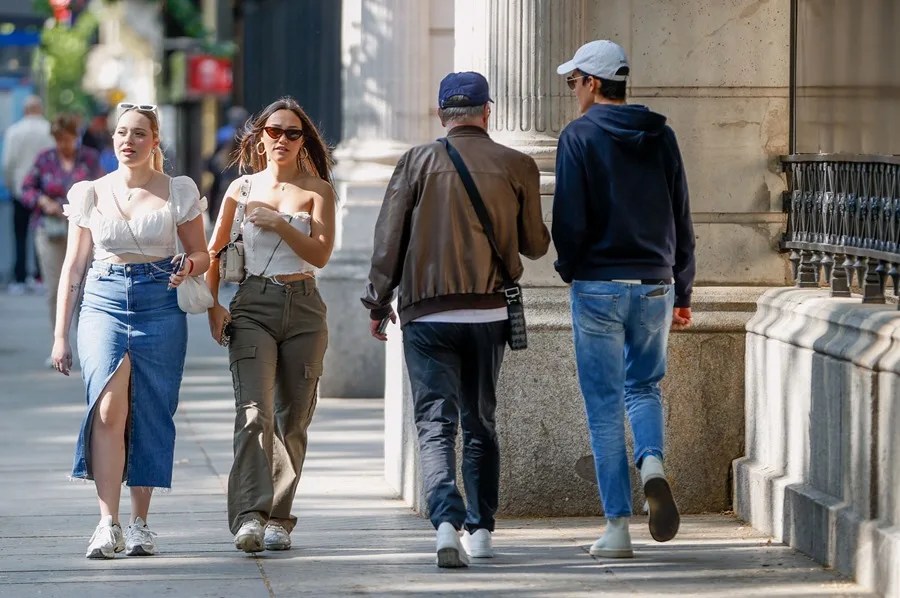 Unas personas caminan por una céntrica calle de Madrid.