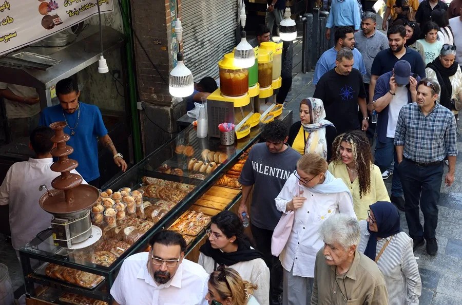 Unos iraníes van de compras al Gran Bazar de Teherán, en Irán.