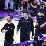 El entrenador de Los Angeles Lakers, JJ Redick, observa durante un partido.